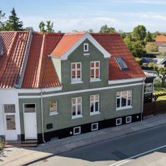 Holiday Home With Billiards, Garden, Great Spot