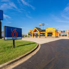 Motel 6-Clarksville, TN
