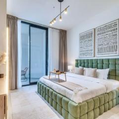 Large 1BR, Pool View , Near Circle Mall, Parking