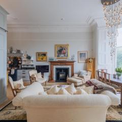 Luxury West End flat with stunning bay window views