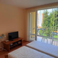 Много бассейнов и рядом море