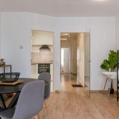 Huswell - Bright & Stylish Apartment with Balcony