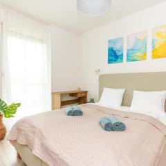 2BR Lakeside Haven w AC by NW