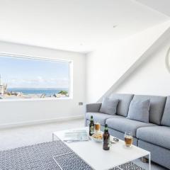 VITAMYN SEA, 4 bed house, Sleeps 8, Sea views, 5 min walk to harbour and beaches