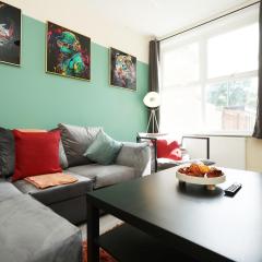 Malpas House By N And N Stays Ltd, Huge 5 Bedroom house sleeps 9 Perfect for Contractors & Workers, Free Pvt Parking, Fast Wifi, Close to M4 and local amenities