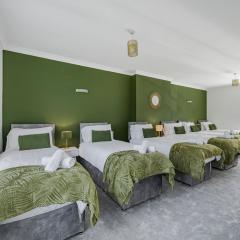 3 Bed Townhouse I Secure Parking I Sleeps 9