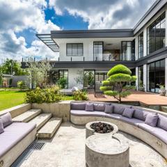 Soul Moon Luxe - Luxury with Panoramic Windows and a Home Theater