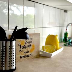 Comfy Modern 4-Bed Apartment, WiFi, 20min DUS, 5min A46