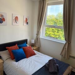 Zelena Luxurious Apartment, Private Parking, Fast Wi-Fi, Self Check-In Anytime Perfect For Late Arrivals, 5 Minutes to Old Trafford Stadium