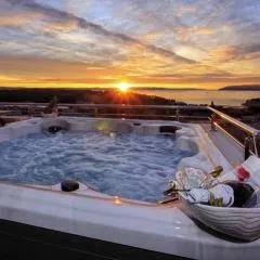 Luxury penthouse with jacuzzi, panoramic view