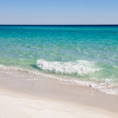 Tidewater Escape: 1BR/2BA beachfront condo, sleeps 6, Gulf views & comfort!