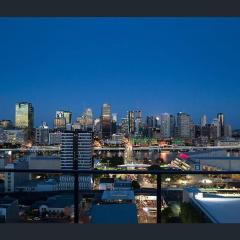 Stunning City & River Views Rooftop Pool Gym
