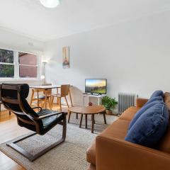 Comfy One-Bedroom Unit Between City and Airport