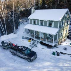 Lake and Pool Table - Au Pied du Lac