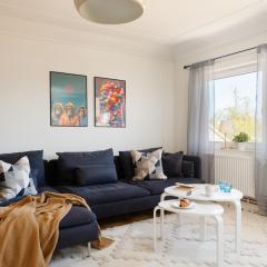 Guestly Homes - Spacious 1BR Apartment with Separate Guest Room