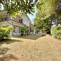 142 - VILLA BLU a Marcelli - villa quadrilocale a Marcelli con ampio giardino , aria condizionata e wifi - SPIAGGIA inclusa nel prezzo