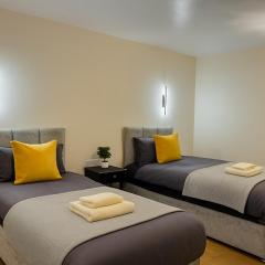 3 Bed Home Near Heathrow, Free Parking, WiFi