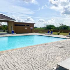 Resort Vibes Getaway - Colbeck Manor Old Harbour - Gated, pool, gym