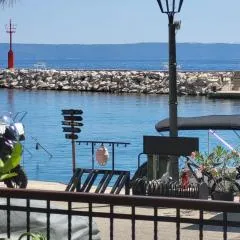 Harbour-side Apartment with Beautiful Terrace