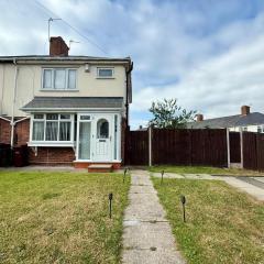 Spacious 3-Bed Home Contractor-Friendly with Parking in Wolverhampton