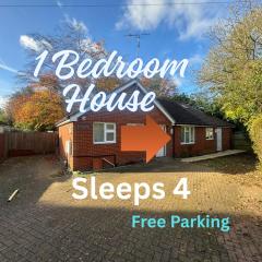 One Bedroom House Sleeps 4 Near Gatwick Airport- Free Parking