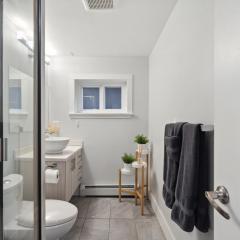Spacious Kitsilano 2BR Suite with Street Parking for 6 Guests