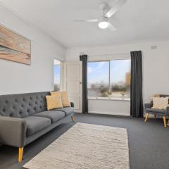 Beachside 2-Bed Apartment with Balcony Views