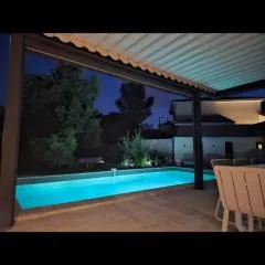 Equipped Studio, 2 hours per day acces to a private swinmming pool