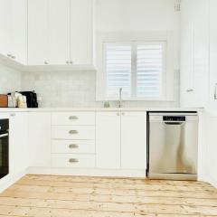 Bondi Family Escape with parking,moments to beach!