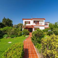 5' from the Sea, Villa with Large Garden and BBQ