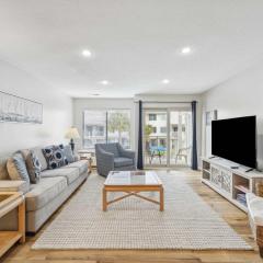 Charming Condo Overlooking Pool Minutes to Beach