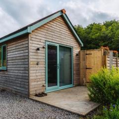 Love Nest Lodge 1BR with Hot Tub and Outdoor Cinema