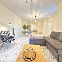 Paloma Lux Retreat-15' to Central Athens