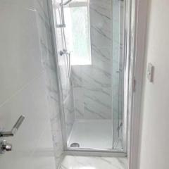 Sunny Gardens 3-Bed Apartment in London