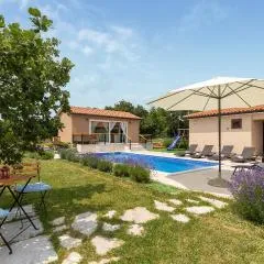 Beautiful Home In Kunj With Wifi