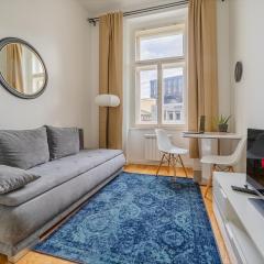 Historic Cozy Apartment with National Museum View