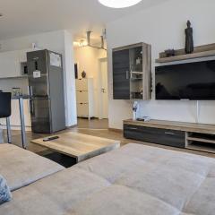 E2 Luxury OldTown Apt - 2x Parking, Foodstore, PCscreen, Netflix, Unlimited Music, Crib, BabyChair, FastWifi, Aircon