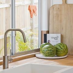 Cusacks Cottage - Coastal charm with artistic soul