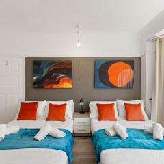 Stylish 5 Bed Home in Forest Hill by Amber Stays, Perfect for Business & Contractors Sleeps 16!