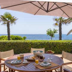 Casa Morant in front of the sea