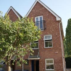 Spacious 4 bed Townhouse, near town centre and riverside in StNeots