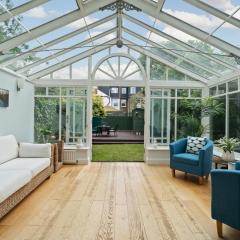 Spacious 3-Bedroom Family Home in Kingston with Garden, Smart TVs & Fast WiFi - Ideal for Longer Stays