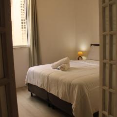 Apê Tim - charmoso apartamento de 3 quartos a um quarteirão da praia de Copacabana