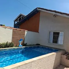 Casa com churrasqueira e piscina