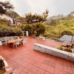 The Heritage manor l on mall road Kasauli l Private Lawn l 2 Min walk to heritage market