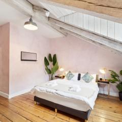 The R Loft - Cosy Hostel, Communal Bathroom and Kitchen