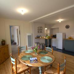 Charmant appartement contemporain avec patio cosy et toutes commodités à Chazelles-sur-Lyon - FR-1-496-298