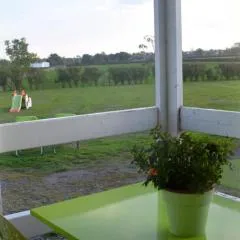 Charmants chalets au bord du lac avec terrasse, activités nautiques et pêche, animaux acceptés, tout inclus - FR-1-489-361