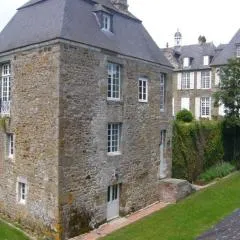 Maison du Chapelain avec Cheminée, Jardin et Animaux Acceptés - FR-1-497-54