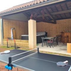 Gîte Familial avec SPA et Jeux Extérieurs - 5 Chambres, 230m², Village Typique, Animaux Acceptés - FR-1-496-289